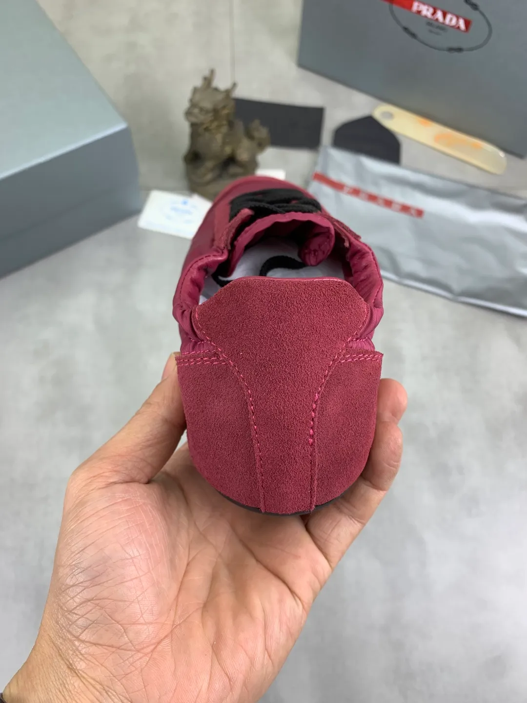 Men's shoes 💰P500💰【New style】hot style is on the official website, 🆘 Trendy brand (Prada) mainly promotes hot style, avant-garde and versatile fashion men's shoes private version mold opening, cowhide surface splicing 1:1 replica... fashionable and simple, original imported cowhide lining cowhide feet; the atmosphere and personality are more fashionable, eye-catching and pursuing class. It will subvert the old idea and be a must-have for fashion trendsetters with you! Must keep it for yourself! Tall and comfortable, large and low, high-end quality workmanship. Size: 38-44; 6️⃣colors available.